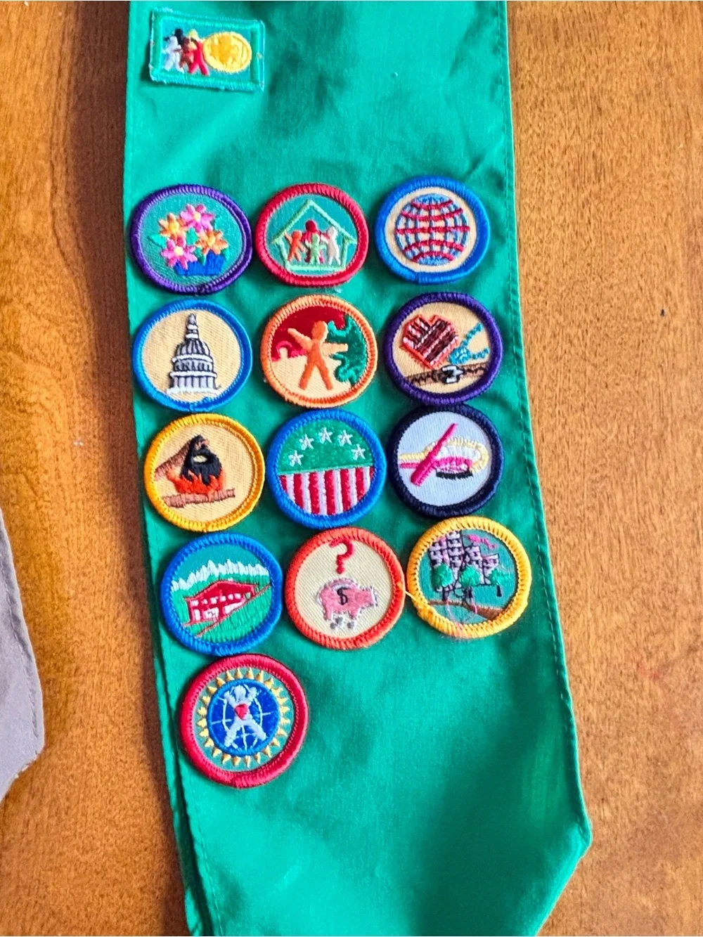 Vintage 1980s Girl Scout Brownies Sash Badges Patches Pins Felt Nations Capital - Picture 2 of 10